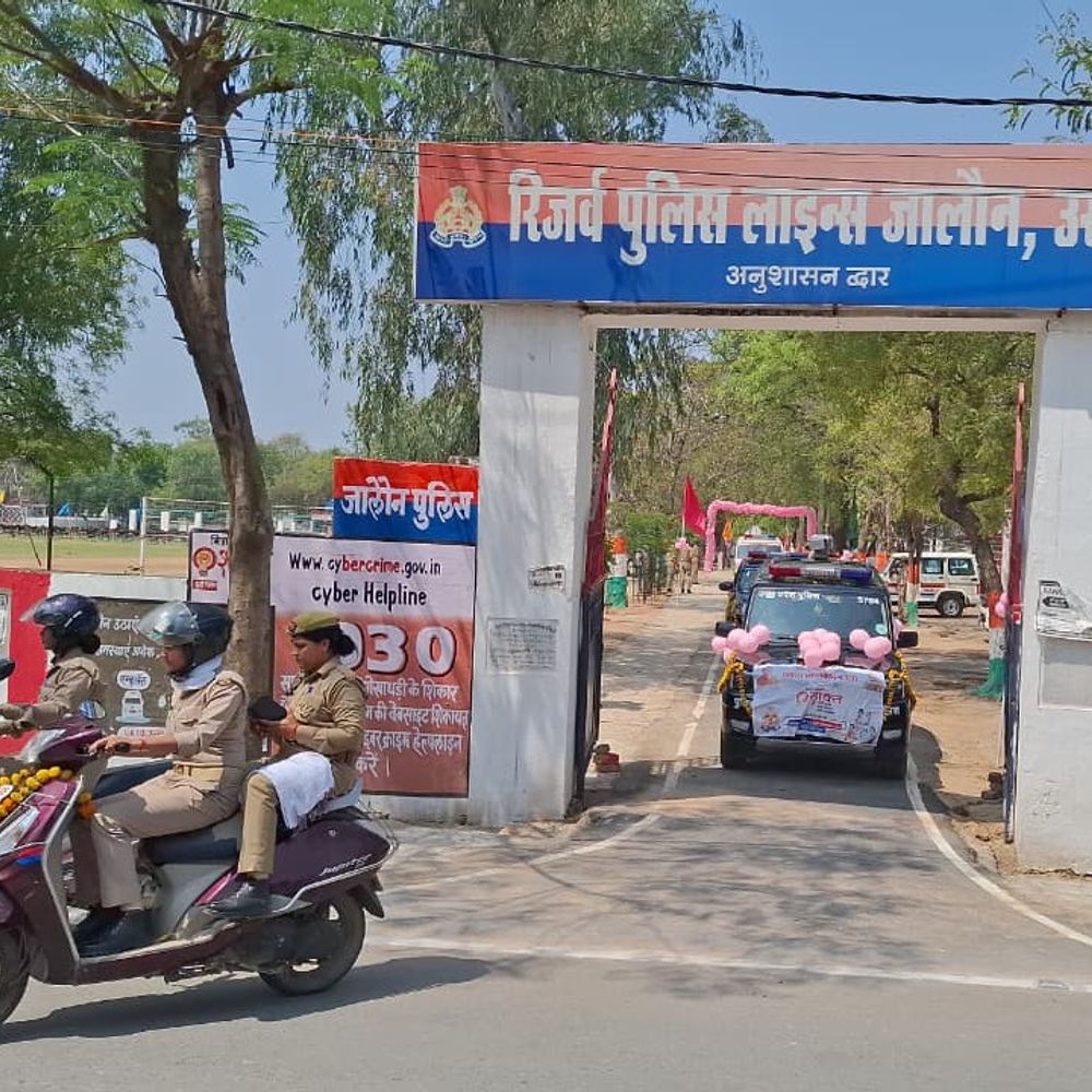 जालौन में महिला सुरक्षा के लिए स्कूटी रैली रवाना:एसपी ने नवरात्रि पर मिशन शक्ति 5.0 फेज-2 का किया शुभारंभ