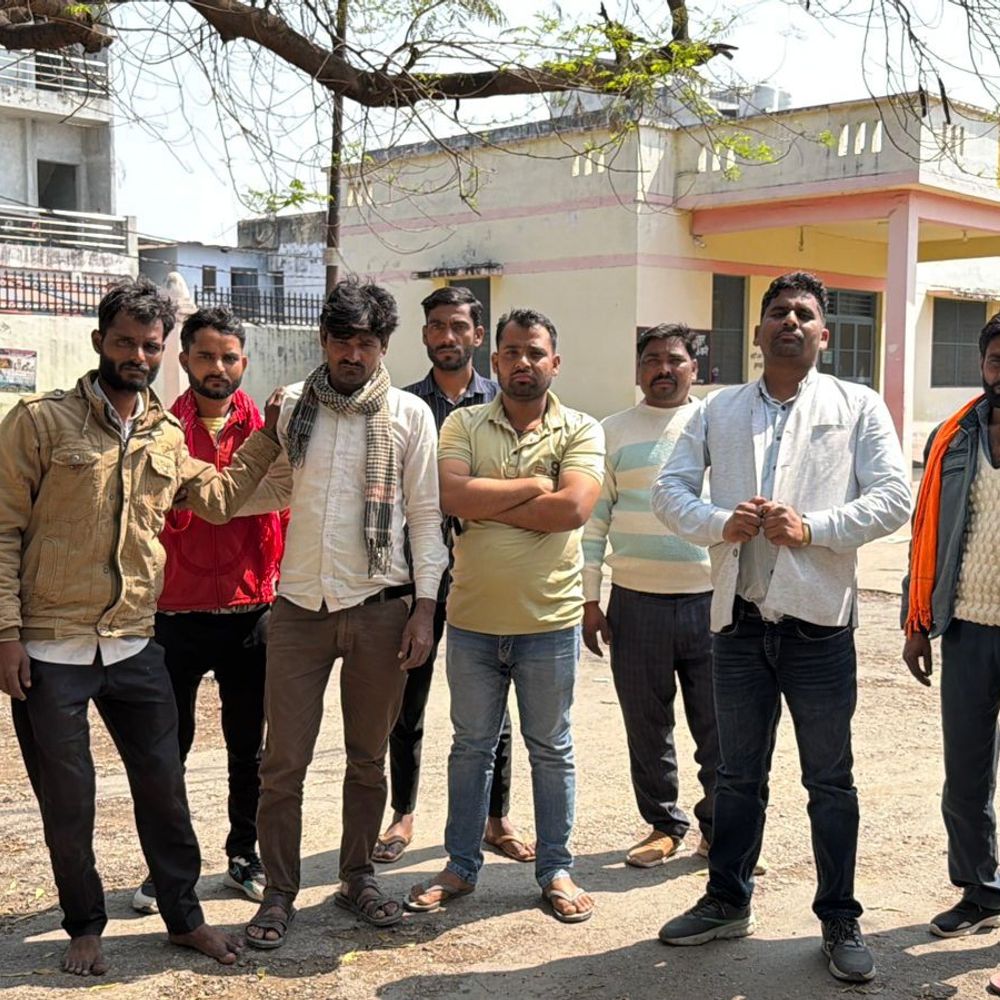 वाहन की टक्कर से मजदूर पिता की मौत, बेटा घायल:रामपुर में अज्ञात वाहन ने बाइक को मारी टक्कर, पुलिस जांच में जुटी