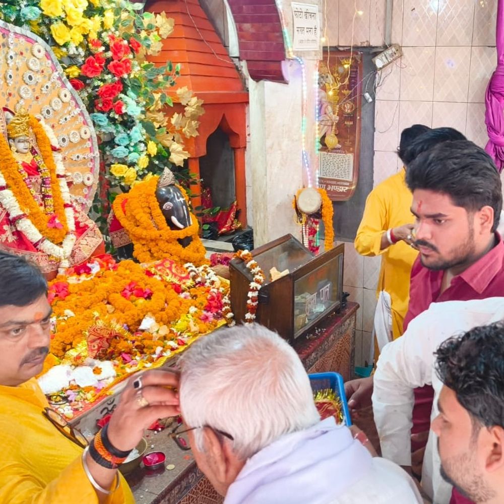 महराजगंज में चैत्र नवरात्रि पर लेहड़ा दुर्गा मंदिर में भीड़:सुबह 4 बजे से दर्शन के लिए उमड़े भक्त, जयकारों और भजन-कीर्तन से गूंजा मंदिर परिसर