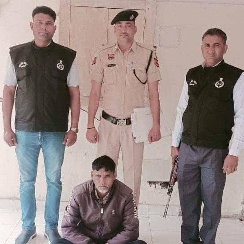 भिवानी में 95 हजार की धोखाधड़ी में दूसरा आरोपी काबू:  बाइक और 20 हजार रुपए कैश बरामद; महिला का ATM कार्ड बदला था – Loharu News