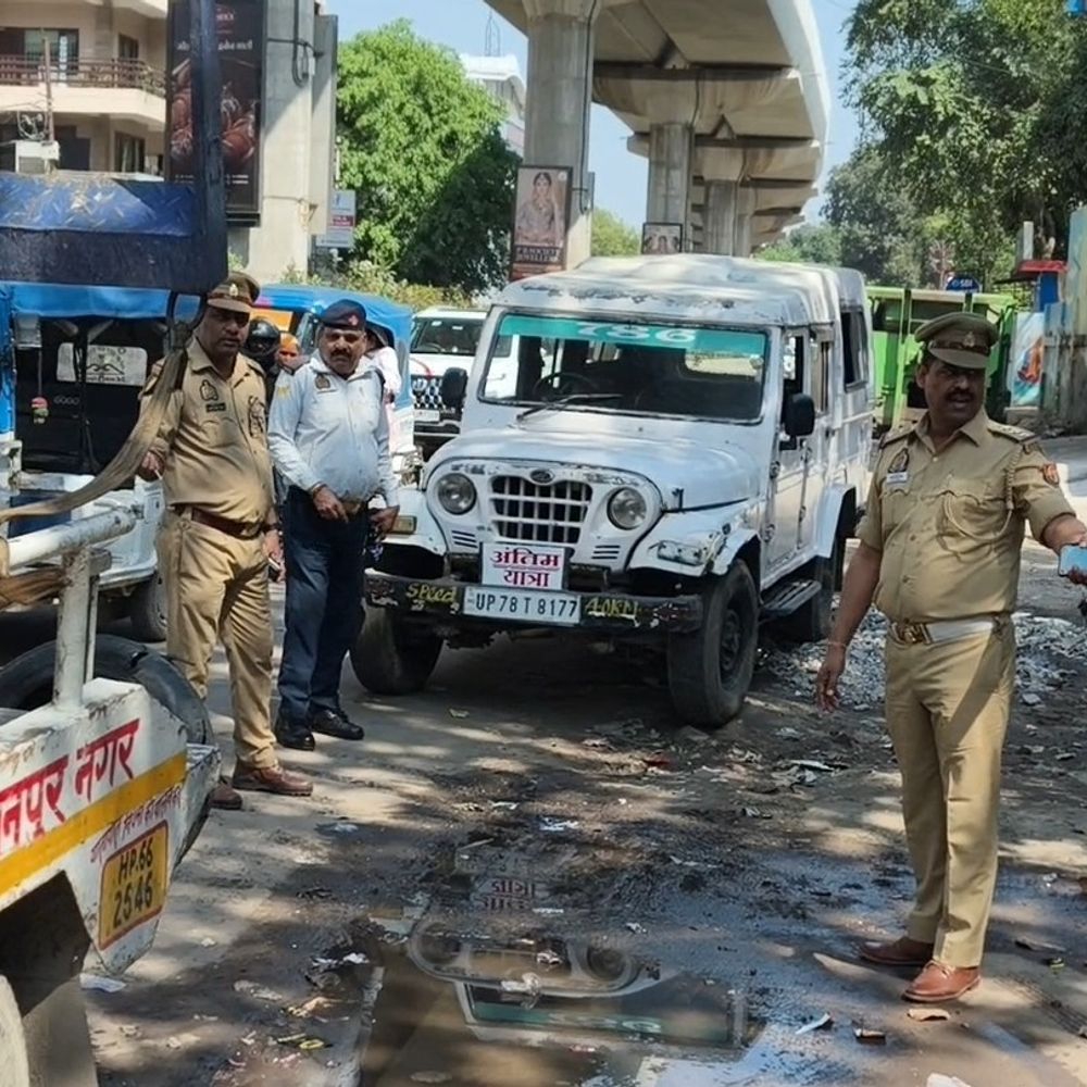 कानपुर में अतिक्रमण पर बड़ा एक्शन:क्रेन से उठवाई गईं गाड़ियां, पोस्टमार्टम हाउस के बाहर खड़ी एंबुलेंस भी हटवाई