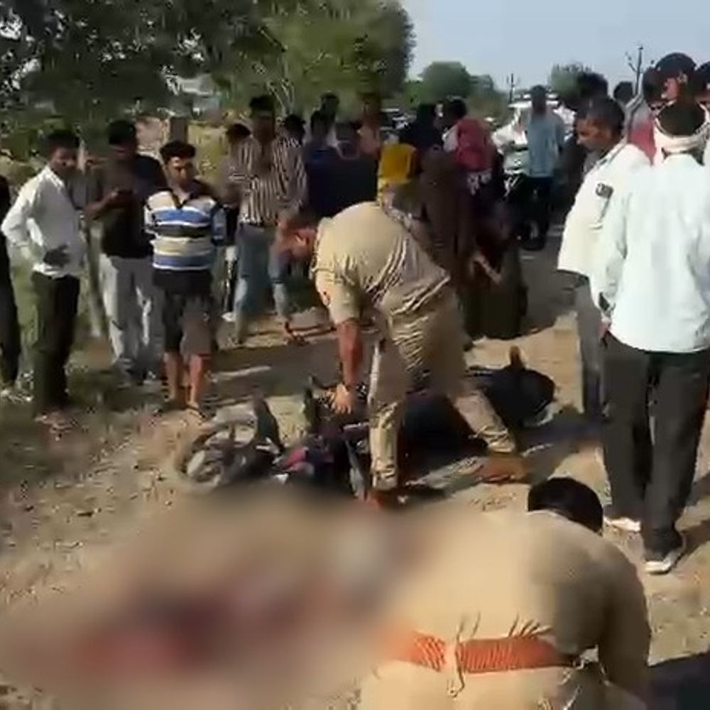 ओवरलोड ट्रॉली पलटने से युवक की मौत:मथुरा में बाइक सवार कुचला, चालक फरार