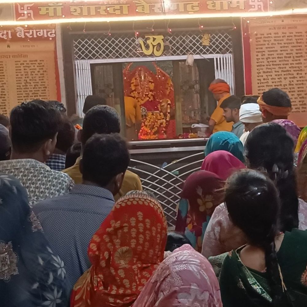 जालौन के बैरागढ़ धाम में उमड़ी भक्तों की भीड़:नवरात्रि के चौथे दिन मां कूष्मांडा की विशेष पूजा