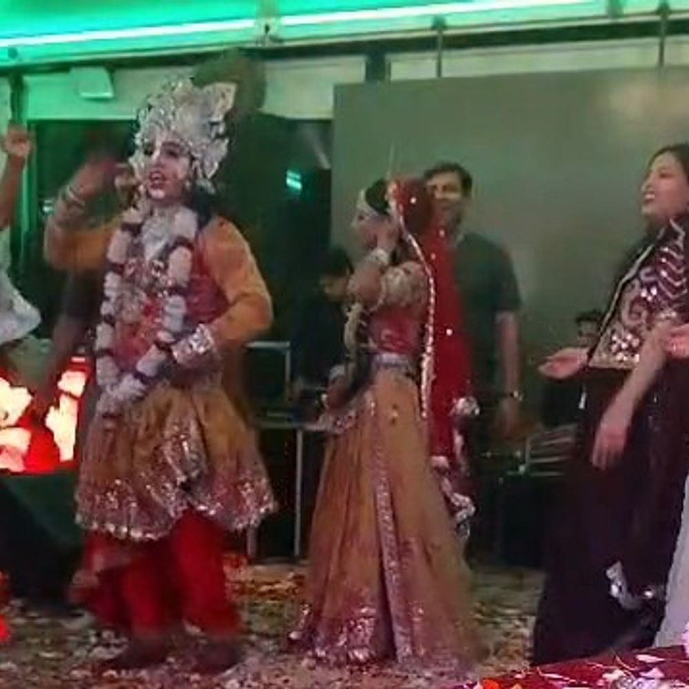 अग्रवाल क्लब राया ने होली मिलन समारोह मनाया:समाज के लोगों ने उत्साहपूर्वक लिया भाग, राधा कृष्ण के स्वरूप संग खेली फूलों की होली