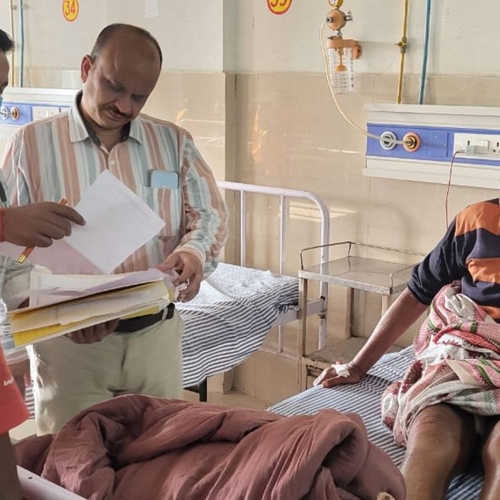 मेडिकल कॉलेज में सीएमएस का औचक निरीक्षण:ड्यूटी से नदारद डॉक्टर को नोटिस, बिना यूनिफॉर्म कर्मचारियों को फटकार