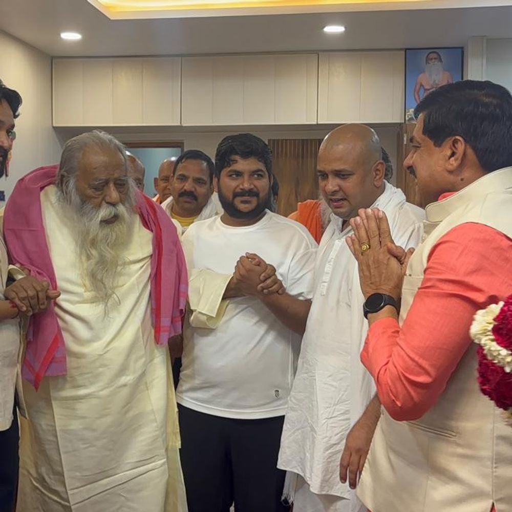 एमपी के मुख्यमंत्री मोहन यादव सक्तेशगढ़ आश्रम पहुंचे:स्वामी अड़गड़ानंद से लिया आशीर्वाद, नगरीय निकायों में बन रहा गीता भवन