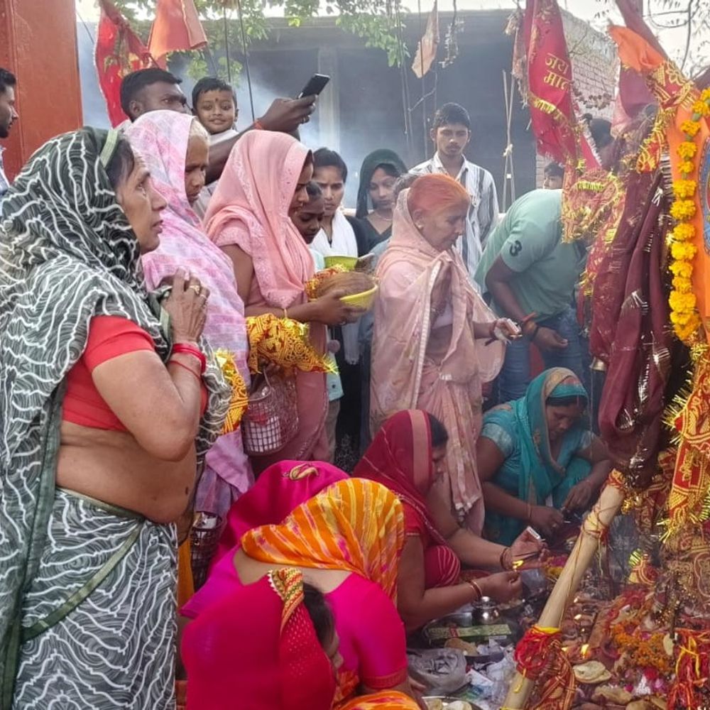 तेंदुई में अमीलहा डीह बाबा का वार्षिक श्रृंगारोत्सव:कड़हिया पूजन को उमड़ा जनसैलाब, अव्यवस्थाओं से परेशान नजर आए श्रद्धालु