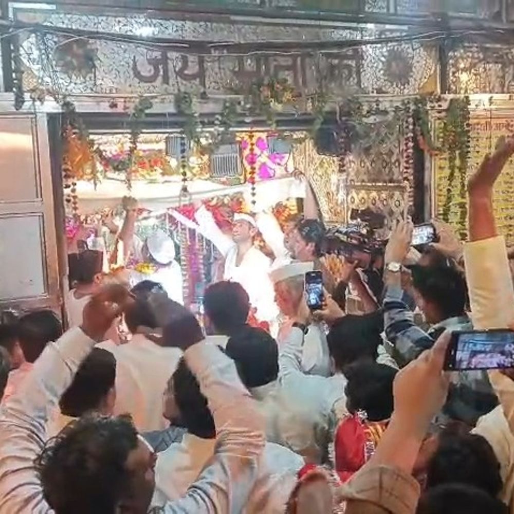 नरी सेमरी देवी मंदिर में चादर के पार हुई लौ:नहीं लगी आग ,चैत्र नवरात्रि तीज पर चमत्कारी आरती देखने उमड़ी भीड़