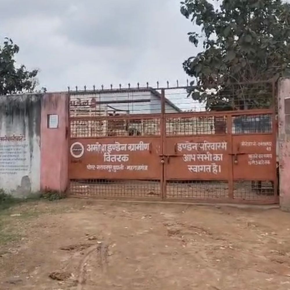 महाराजगंज में गैस के लिए लगी उपभोक्ताओं की लंबी कतार:एजेंसी ने OTP लेने के बाद भी सिलेंडर नहीं दिया, खाली हाथ लौटे