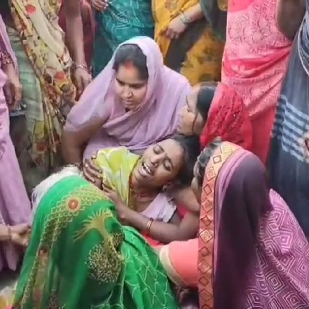 मायके जाते समय ट्रैक्टर ने मारी टक्कर, महिला की मौत:गाजीपुर में ग्रामीणों ने किया प्रदर्शन, बेटा सुरक्षित; आर्थिक मुआवजा देने की मांग