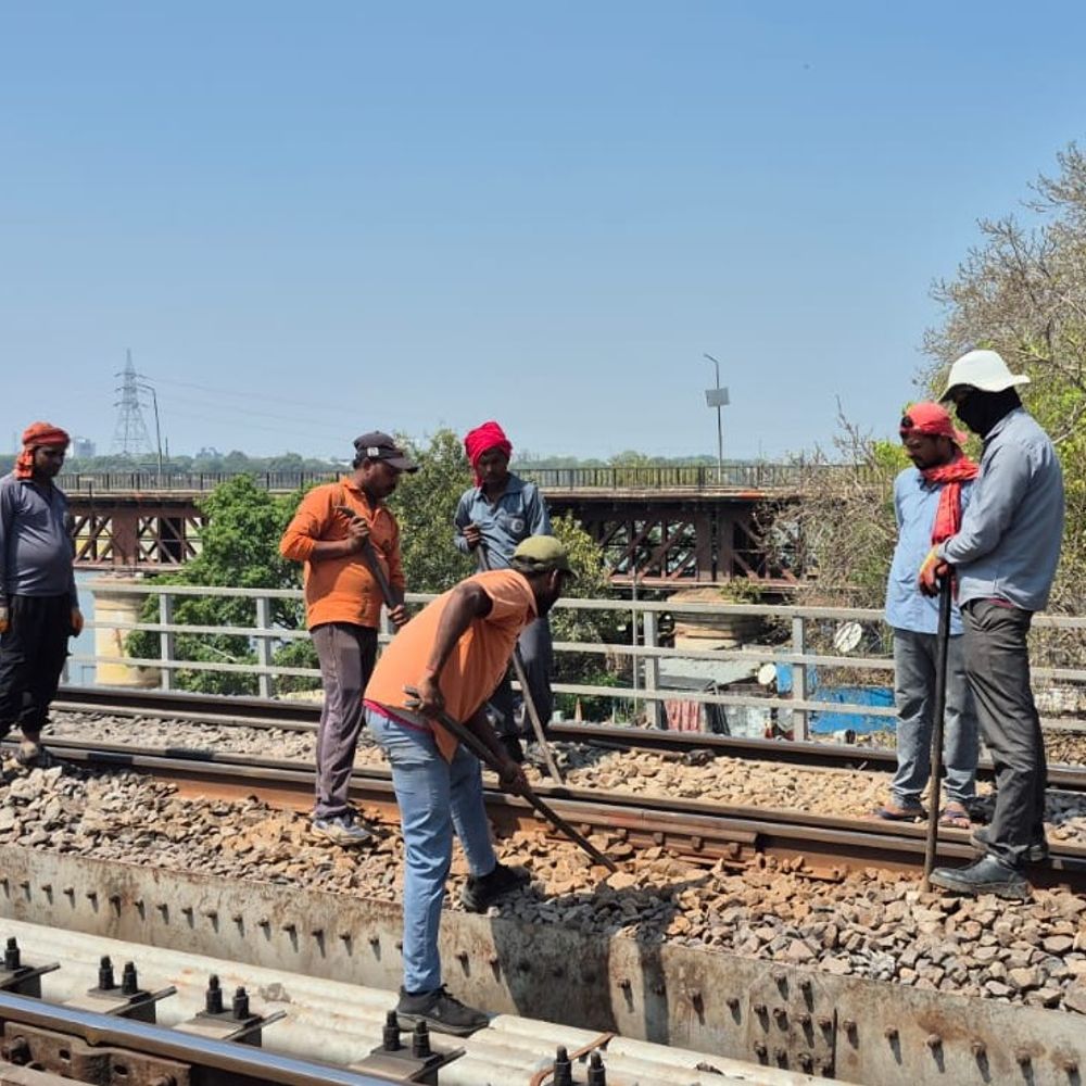 कानपुर-लखनऊ गंगापुल पर 2 अप्रैल से मेगा ब्लॉक:जर्जर टर्फ बदलने की तैयारियां तेज, सुरक्षा को प्राथमिकता