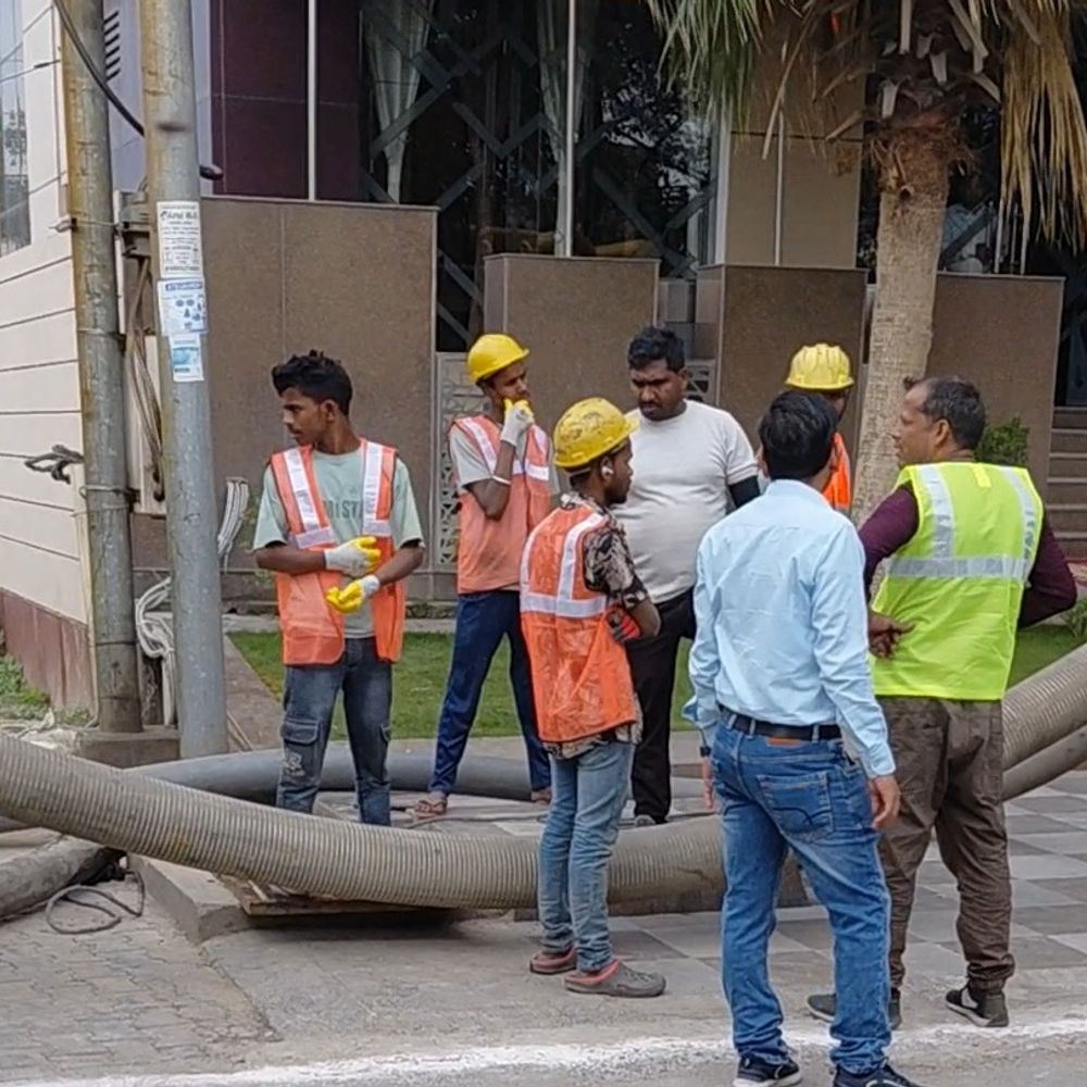 फर्रुखाबाद में 40 साल बाद सीवर लाइन की सफाई शुरू:82 लाख की लागत, अलीगढ़ की फर्म कर रही है काम
