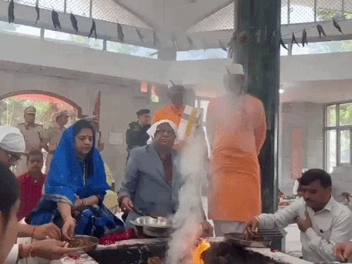 हरियाणा DGP ने पत्नी समेत मनसा देवी के दर्शन किए:  पंचकूला मंदिर में किया विशेष हवन, प्रदेश की शांति-सुरक्षा के लिए मांगा आशीर्वाद – Panchkula News