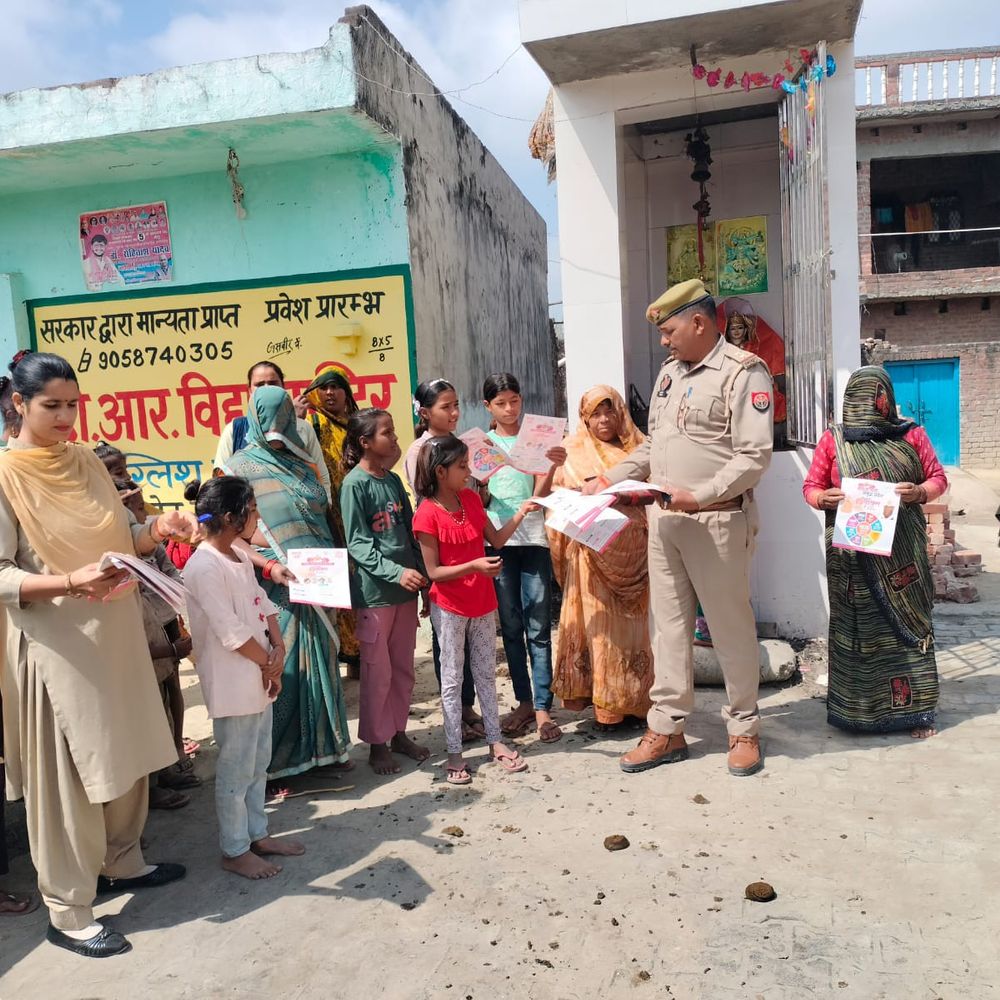 कासगंज में मिशन शक्ति टीमों ने किया जागरूक:महिलाओं को घरेलू हिंसा, साइबर और AI अपराधों की जानकारी दी