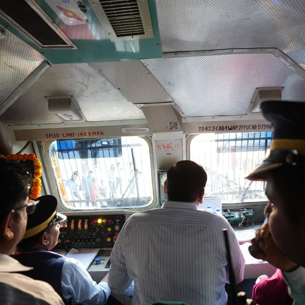 प्रयागराज-कानपुर सेक्शन में 'कवच' सुरक्षा प्रणाली लागू:ट्रेनें ऑटोमैटिक ब्रेक से रुकेंगी, 160 की रफ्तार सुरक्षित; 8 जोड़ी एक्सप्रेस में सुविधा