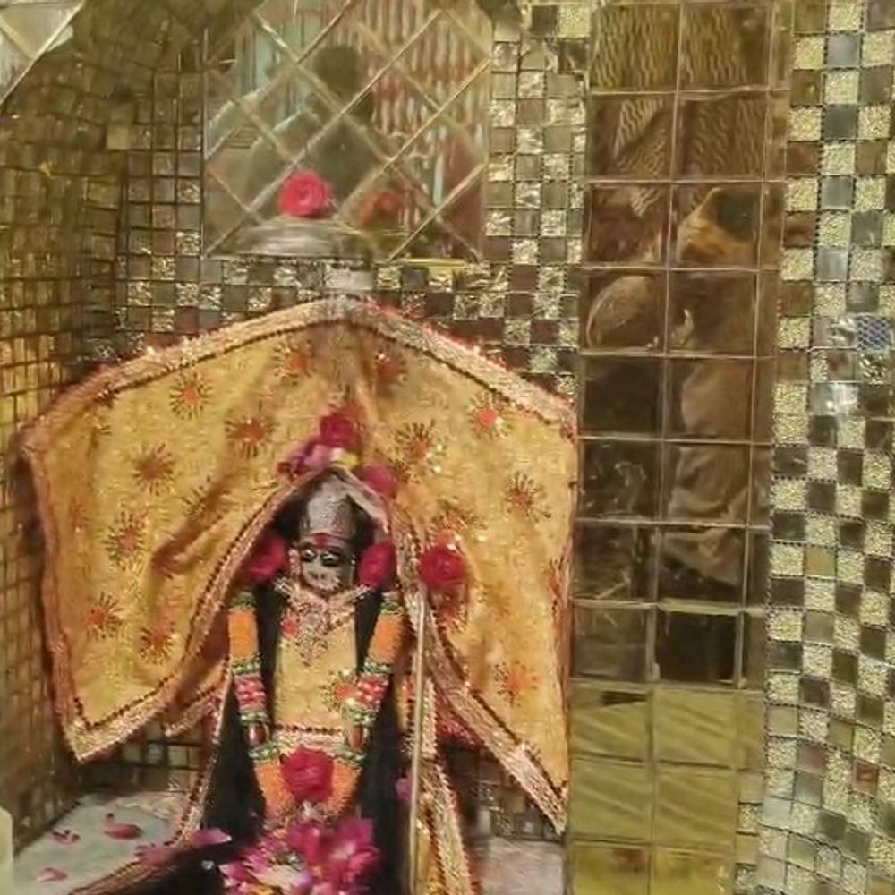 नवरात्रि के चौथे दिन मां कूष्मांडा की पूजा:औरैया के देवी मंदिरों में उमड़ी श्रद्धालुओं की भीड़