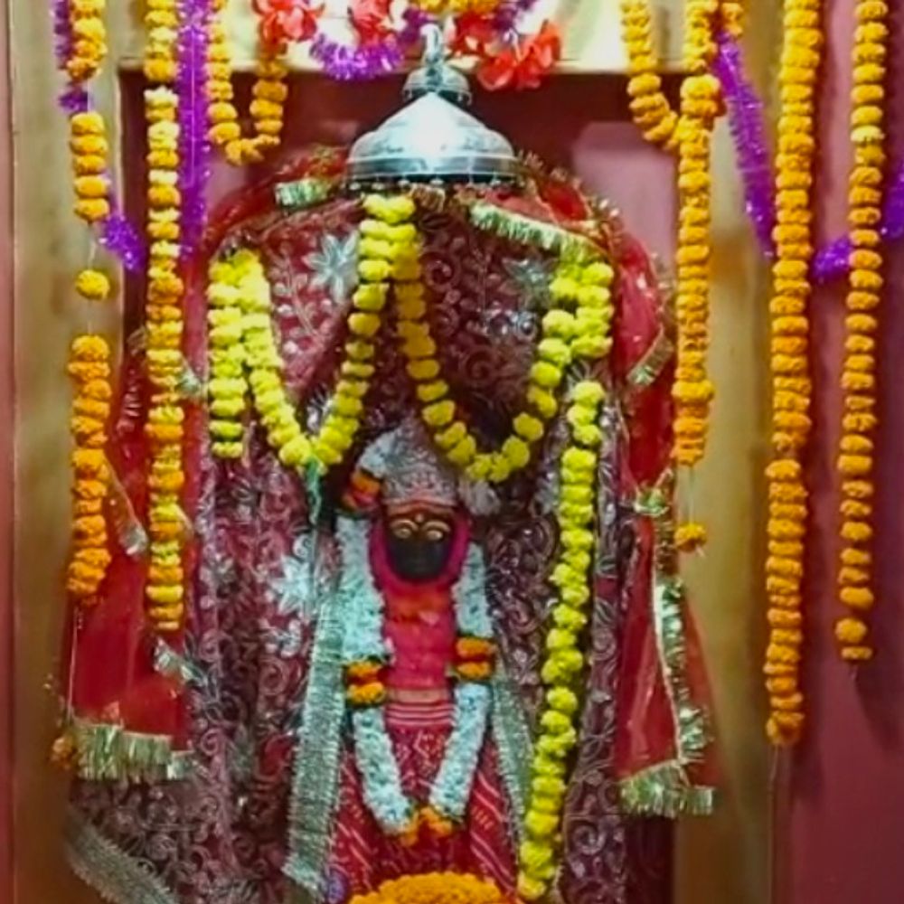 चैत्र नवरात्र के चौथे दिन बलिया में उमड़े श्रद्धालु:देवी मंदिरों में पूजन-अर्चन कर मत्था टेका, जयकारों से गूंजा परिसर