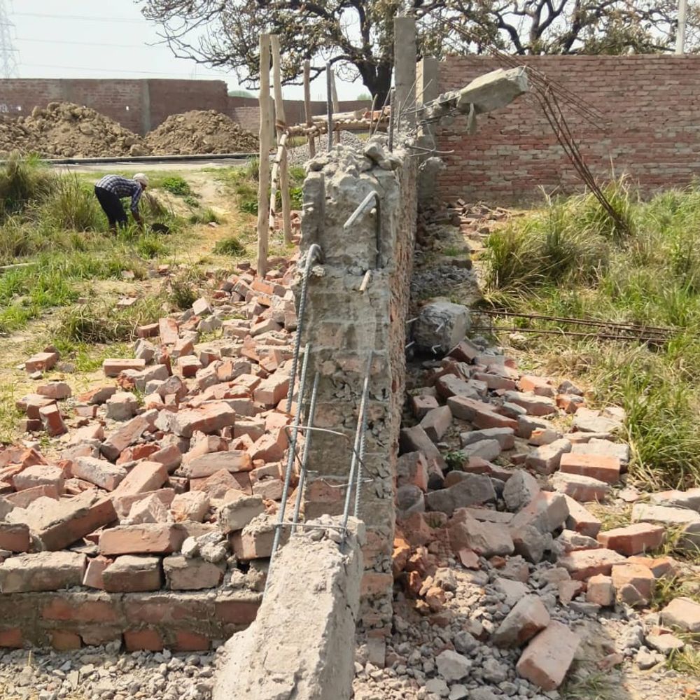 कौशाम्बी में दबंगों ने गिराई निर्माणाधीन दीवार:दोनों पक्षों को थाने बुलाया गया, पीड़ित एसपी से करेगा शिकायत