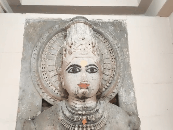 छतरपुर के मां खेरे की देवी मंदिर में लंबी कतारें:नवरात्रि में उमड़ रहा श्रद्धालुओं का सैलाब, 300 वर्ष पुरानी मानी है देवी की प्रतिमा