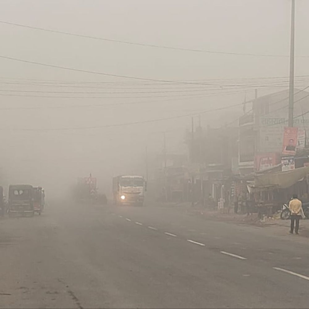 आजमगढ़ में देर रात हुई हल्की बारिश:सुबह छाया घना कोहरा, लाइट जलाकर चलती रही गाड़ियां
