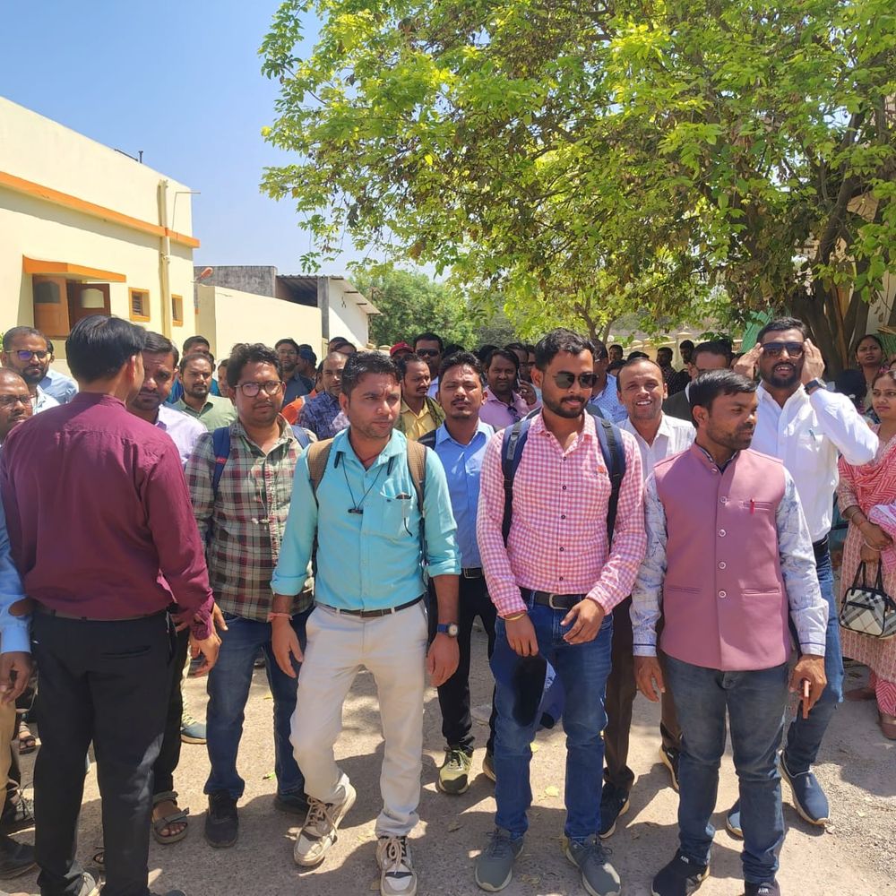शिक्षा मंत्री के घर का अतिथि शिक्षकों ने किया घेराव:  सरगुजा-कांकेर समेत कई जिलों से पहुंचे विद्यामितान; नियमितिकरण, समान वेतन और ग्रीष्मकालीन मानदेय की मांग – durg-bhilai News