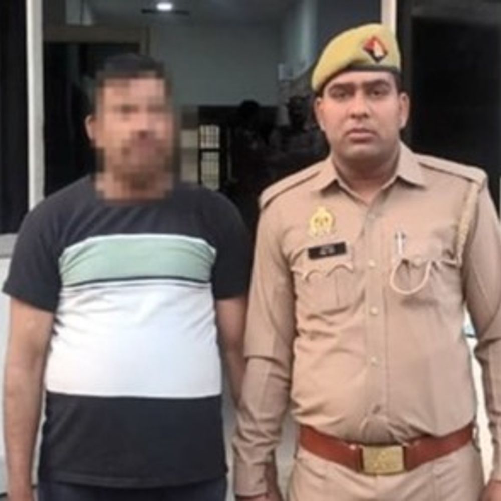 महिला से अश्लील बातें करने वाला सिपाही अरेस्ट:अलीगढ़ में दुष्कर्म पीड़िता से मांगी आपत्तिजनक फोटो, जेल भेजने की धमकी