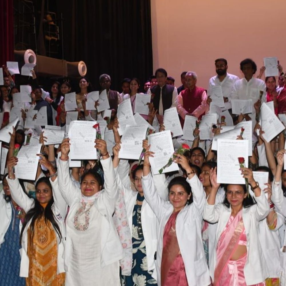 मेरठ मेडिकल में 127 नर्सिंग अधिकारियों को मिले नियुक्ति पत्र:जनप्रतिनिधि बोले- समाज सेवा का सबसे बड़ा माध्यम, ईमानदारी से करें काम