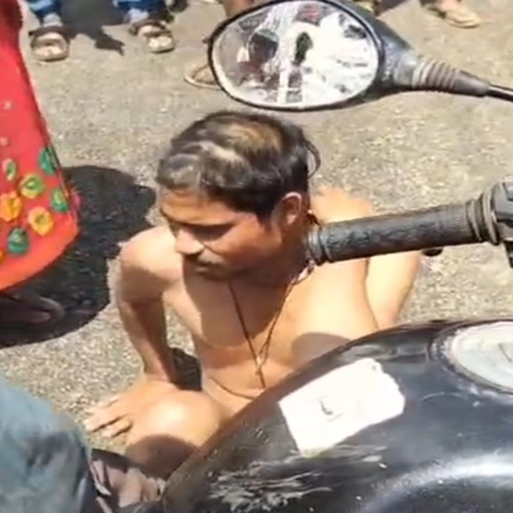 बलरामपुर में चोरी के आरोप में युवक की बेदम पिटाई,VIDEO:  बीच-बचाव करने गए पिता को भी पीटा, तीन ग्रामीणों के खिलाफ FIR दर्ज – Balrampur (Ramanujganj) News