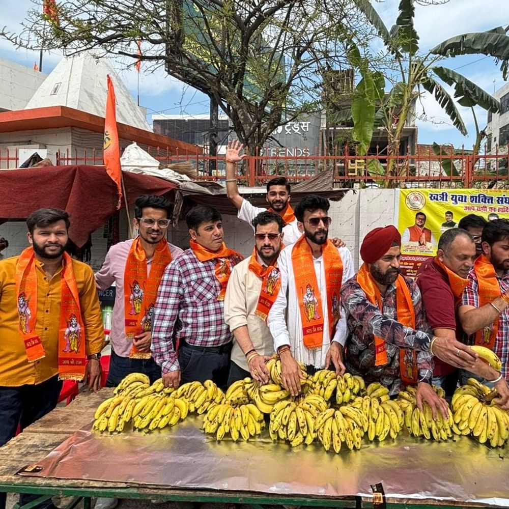 नवरात्रि पर खत्री युवा शक्ति संघ ने किया फल वितरण:शिव मंदिर में दर्शन के बाद श्रद्धालुओं को बांटे फल, संघ ने कहा श्रीराम के आदर्शों पर चलकर देश-धर्म की रक्षा ही हमारा उद्देश्य