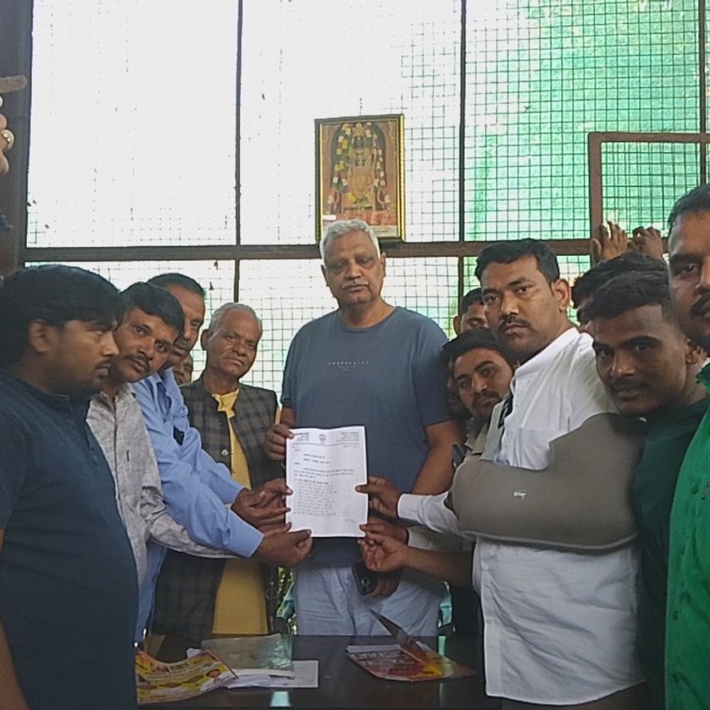 जल भराव की समस्या को लेकर विधायक को दिया ज्ञापन:जर्जर गालियां और सड़क के निर्माण की मांग, बोले-बच्चों को स्कूल जाने में होती है परेशानी