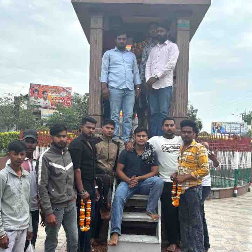 युवा कांग्रेस ने शहीद भगत सिंह को श्रद्धांजलि दी:बुलंदशहर के काला आम चौराहे पर प्रतिमा पर माल्यार्पण