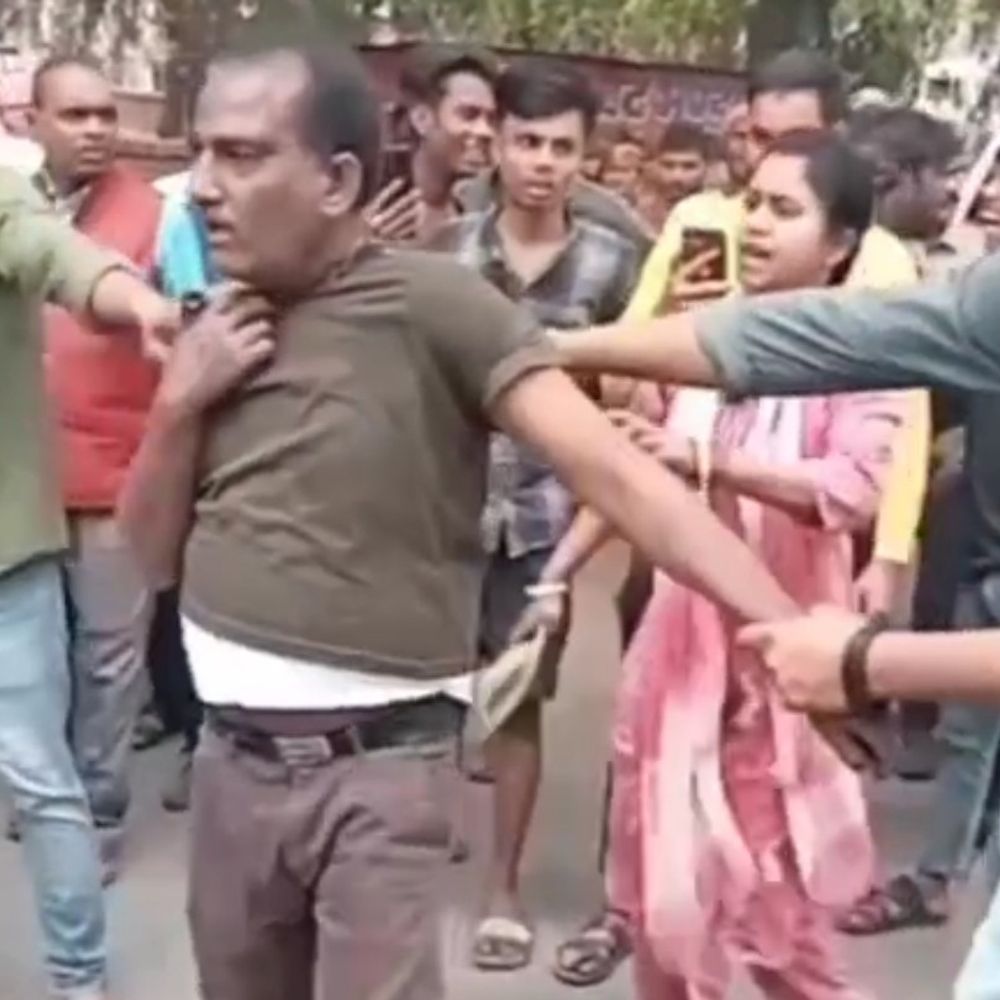 दुकानदार बच्ची से करता था छेड़छाड़:सोनभद्र में 1KM तक पीटते हुए थाने ले गए परिजन, गुड टच-बैड टच समझाते हुए रोने लगी थी मासूम