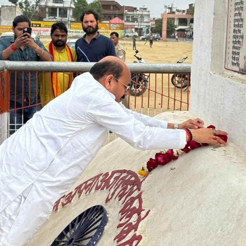 भाजपा ने शहीद दिवस पर शहीदों को किया नमन:जिलाध्यक्ष अन्नू गुप्ता ने नव-नियुक्त पदाधिकारियों संग दी श्रद्धांजलि