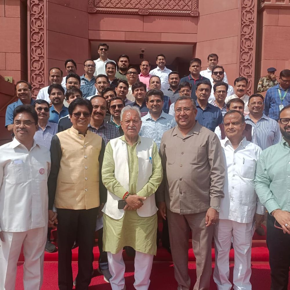 मेरठ बुलियन ट्रेडर्स ने संसद में देखी राज्यसभा कार्रवाई:सौ से अधिक सदस्यों ने परिजनों संग किया संसद भवन का भ्रमण