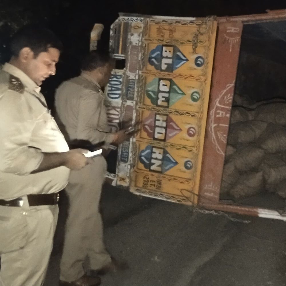 कासगंज में ट्रक पलटा, ड्राइवर गंभीर घायल:गंगीरी से कासगंज जा रहा था, तैयबपुर ढाबे के सामने हुआ हादसा