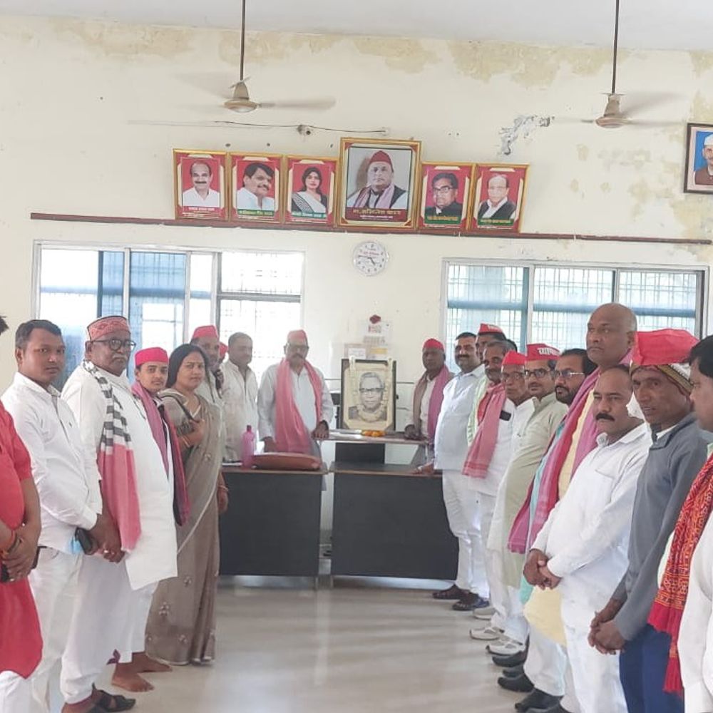 सपा ने डॉ. राम मनोहर लोहिया जयंती मनाई:सपा जिलाध्यक्ष बोले- सामाजिक समानता के लिए जीवन समर्पित किया