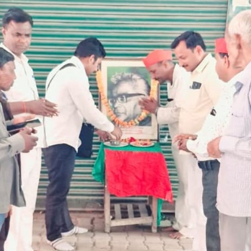 हरदोई सपा कार्यालय में लोहिया जयंती का आयोजन:कार्यकर्ताओं ने डॉ. राम मनोहर लोहिया को किया माल्यार्पण, दी श्रद्धांजलि