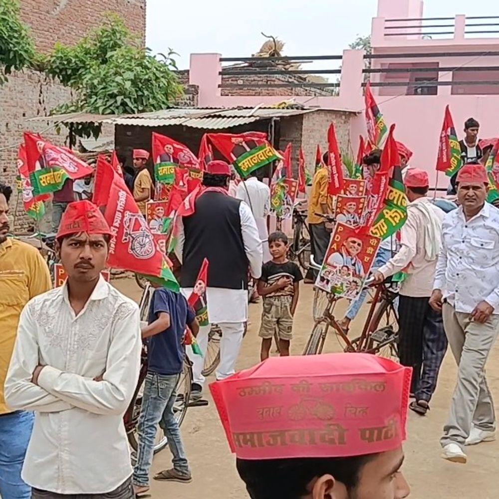 सपा कार्यकर्ताओं ने लोहिया की 116वीं जयंती मनाई:एटा में साइकिल यात्रा निकालकर दिया PDA एकता का संदेश