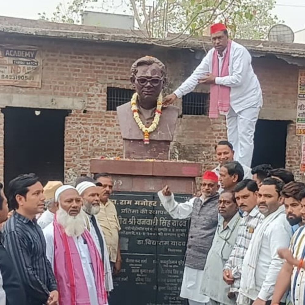 हाथरस में डॉ. राम मनोहर लोहिया की जयंती मनाई:सपाइयों ने प्रतिमा पर माल्यार्पण कर विचार गोष्ठी की