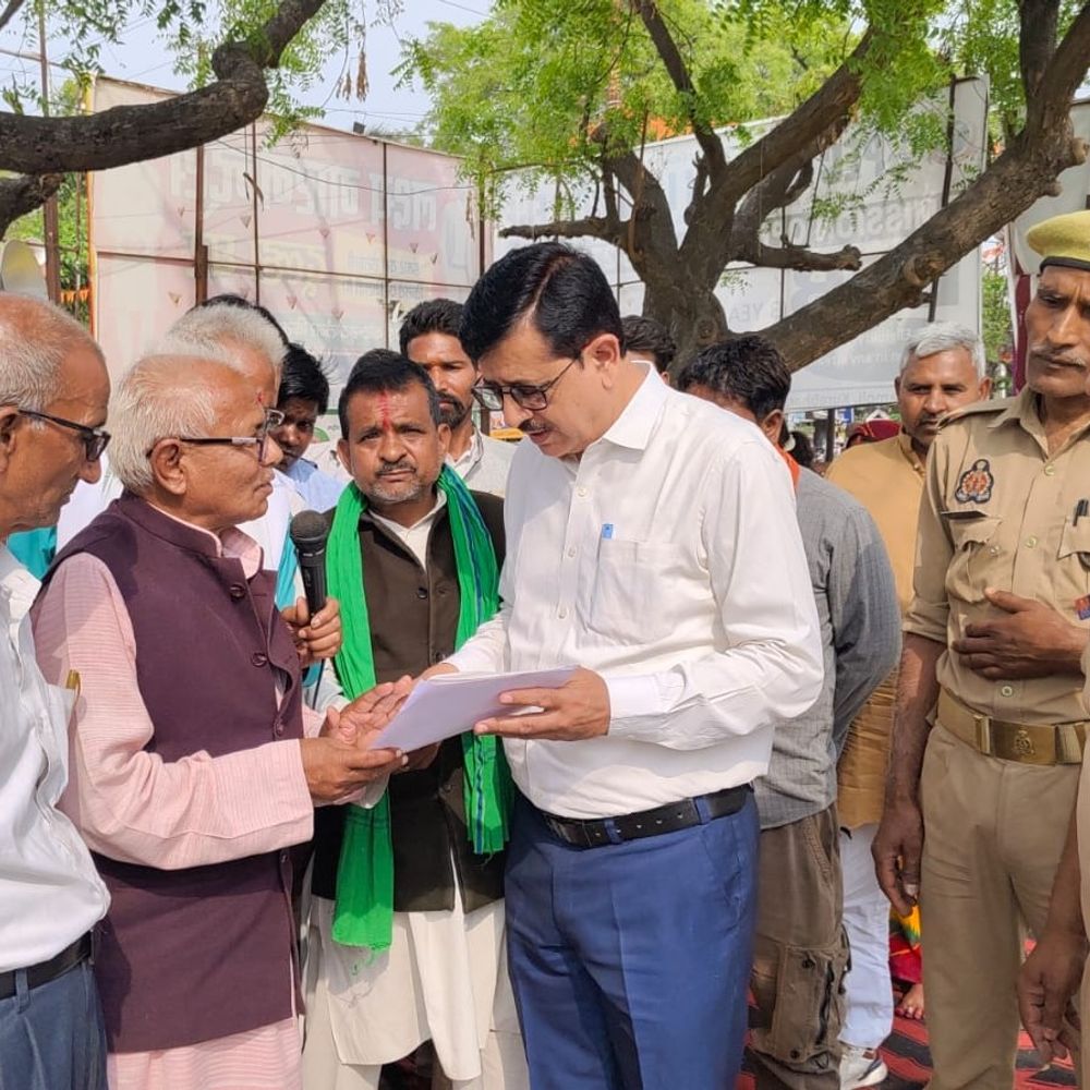 सुल्तानपुर में संयुक्त किसान मोर्चा का प्रदर्शन:15 मांगों पर अतिरिक्त मजिस्ट्रेट को सौंपा ज्ञापन, 2023 से लंबित हैं मांगें