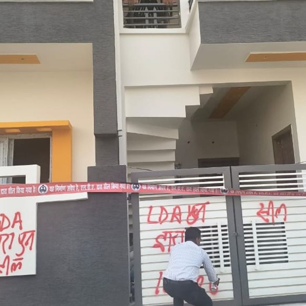 लखनऊ में सील तोड़कर रात में होता रहा निर्माण:LDA के अवर अभियंता ने दर्ज करवाया मुकदमा; बिना मानचित्र पास करवाए हो रहा था निर्माण