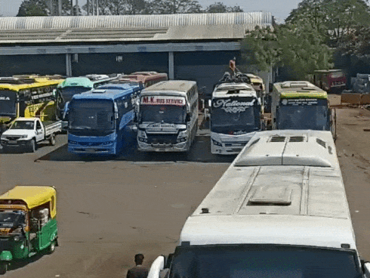 ISBT पर लगेज में छुपाकर पटाखे भेजने का आरोप:सामने आया पटाखा कारोबारी और बस संचालकों के बीच बहस का VIDEO