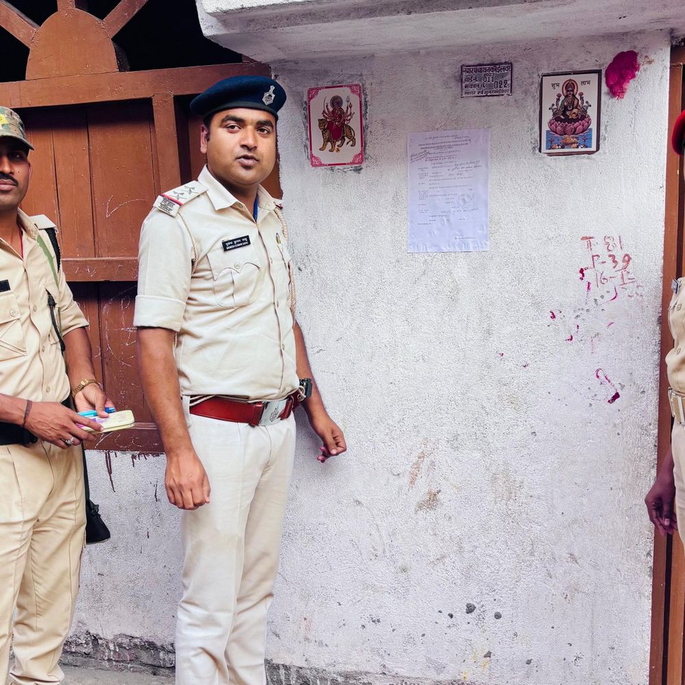 भोजपुर गैस एजेंसी के मुंशी से लूटपाट-फायरिंग मामले में एक्शन:आरोपियों के घर पर पुलिस ने चिपकाया इश्तेहार; सरेंडर नहीं करने पर कुर्की-जब्ती की जाएगी