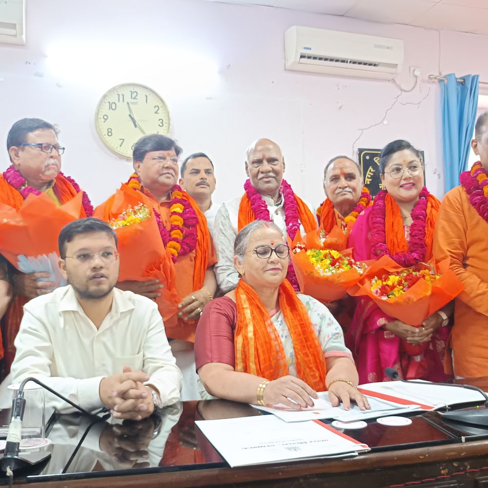 लखनऊ में मेयर ने दिलाई 10 नामित पार्षदों को शपथ:नगर आयुक्त गौरव कुमार ने दी शुभकामनाएं