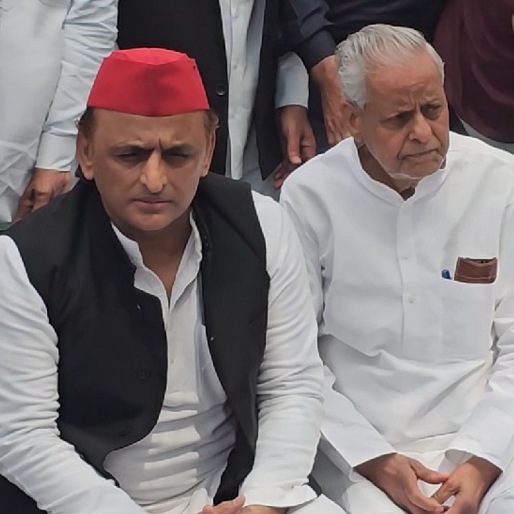 लोहिया जयंती पर अखिलेश यादव ने दी श्रद्धांजलि:बोले- राज्यसभा सांसद ने जो गोरखपुर हत्याकांड पर सवाल उठाए है वो किसको बचा रही