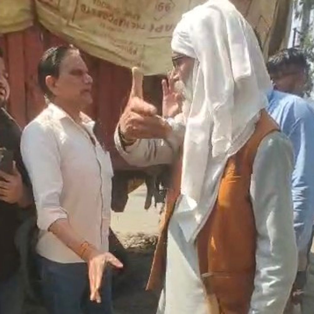 मुजफ्फरनगर में किसानों और ट्रांसपोर्टर में तीखी नोकझोंक:RDF कचरे से भरे ट्रक को रोकने पर झगड़ा, बोले- ‘किसी की मां में दम नहीं रोक ले’