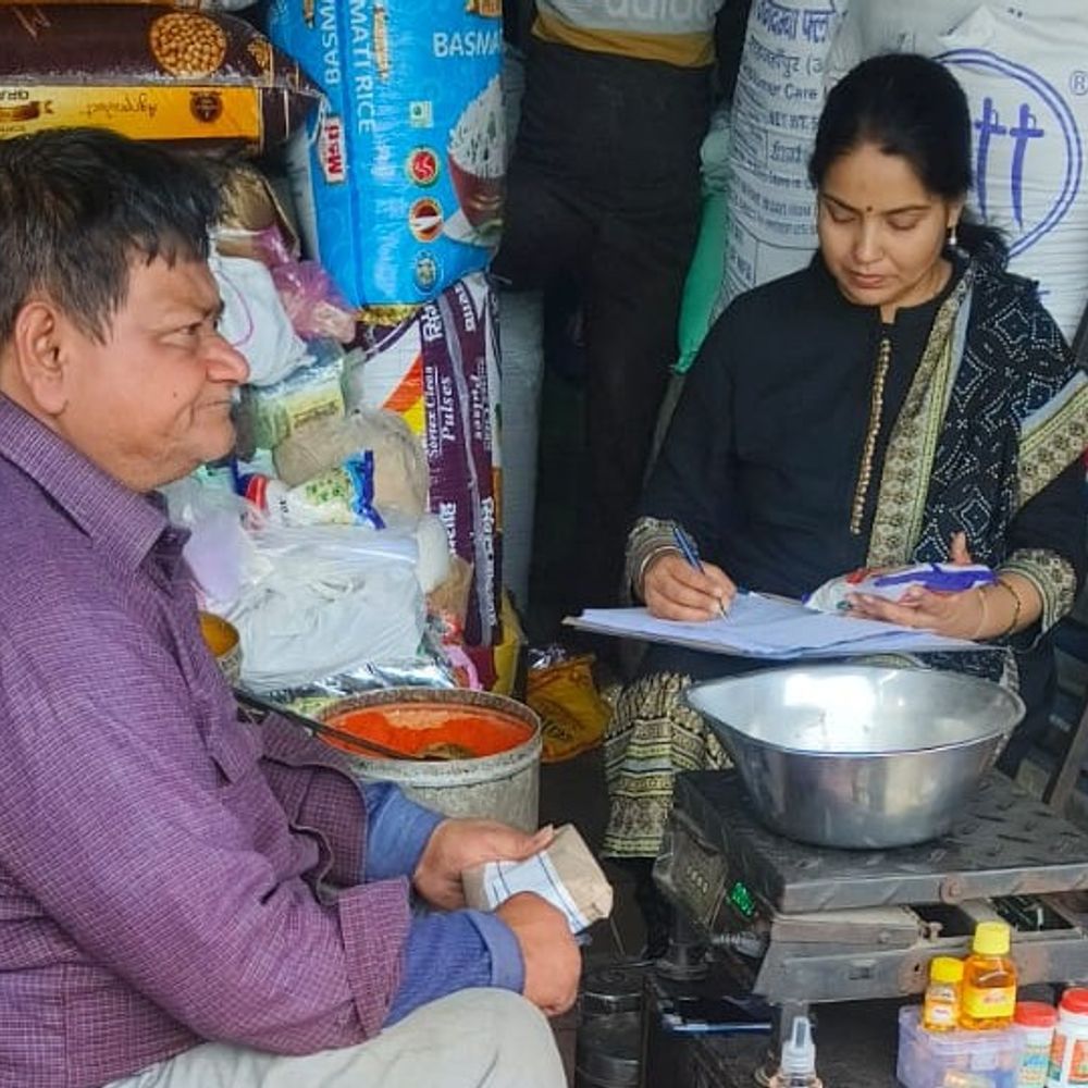 हाथरस में खाद्य सुरक्षा विभाग की छापेमारी:व्रत के चावल, घी और पनीर के नमूने लिए, दुकानदारों में मची खलबली