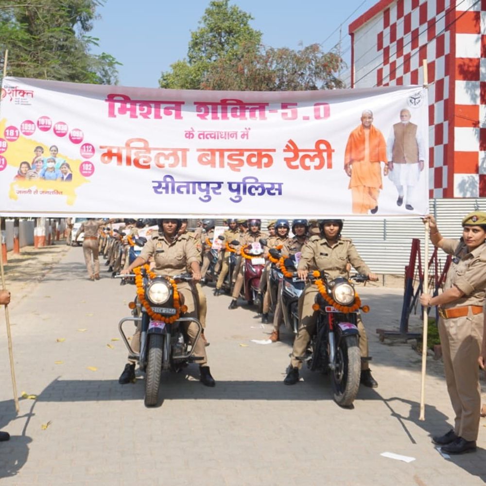 सीतापुर पुलिस ने निकाली स्कूटी रैली:मिशन शक्ति के तहत महिला सुरक्षा और जागरूकता का संदेश, हेल्पलाइन नंबर्स बताए