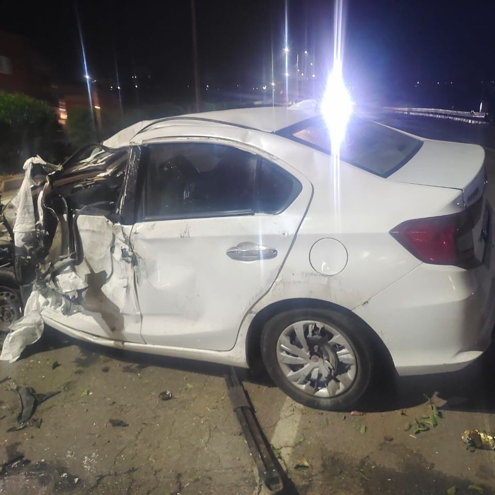 कानपुर-औरैया हाईवे पर 2 युवकों की मौत, 2 घायल:कुंभी दूध फैक्ट्री के पास कारों की आमने-सामने टक्कर; घायलों का इलाज जिला अस्पताल में जारी