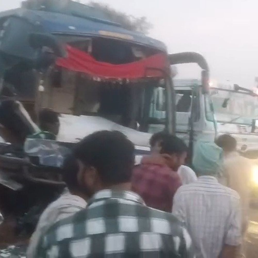 इटावा नेशनल हाईवे पर बस ट्रेलर में घुसी:ड्राइवर की मौत, झपकी आने से हादसा, दिल्ली से बिहार जा रही थी बस